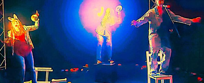 Drei Performer auf Bühne im blauen Licht